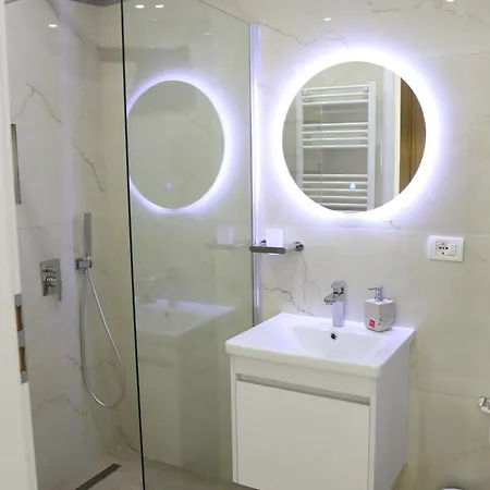 Center Cozy Modern 9/b Apartment *